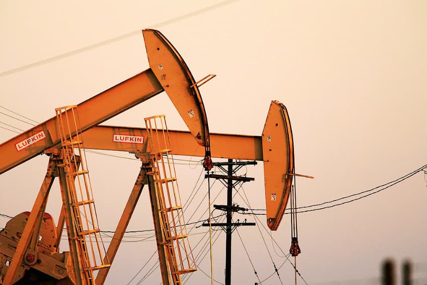 Plataformas petroleras extraen petróleo, el 25 de abril de 2008 en la comunidad de Culver City, California (David McNew/Getty Images)