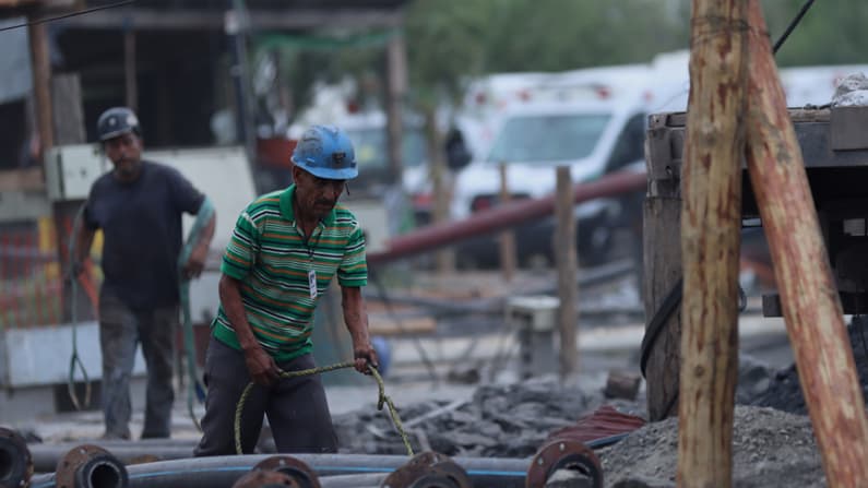 Con bomba operando y cableado listo, intensifican labores para ubicar a mineros atrapados