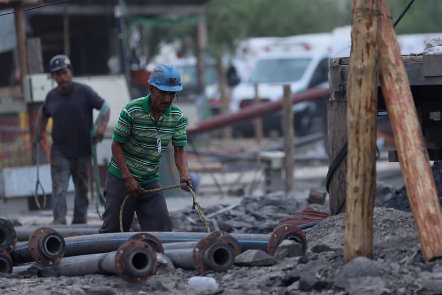 Voluntarios trabajan en el rescate de mineros atrapados en el estado de Sinaloa, México. Imagen de archivo. (EFE/ Antonio Ojeda)