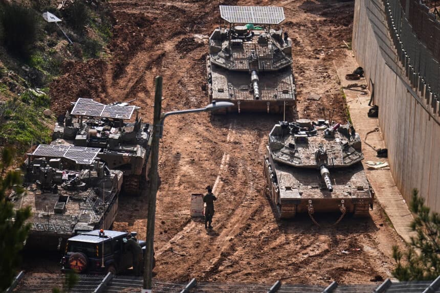 Tanques israelíes maniobran cerca de la frontera entre Israel y el Líbano, en el norte de Israel, el 4 de marzo de 2026. (Ariel Schalit/AP Photo).