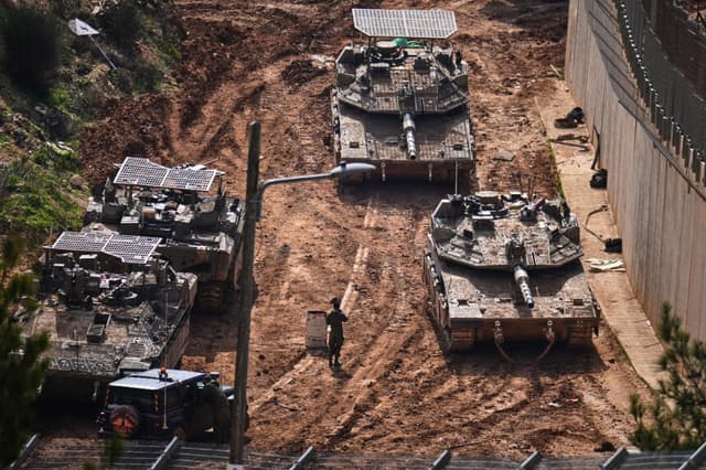 Tanques israelíes maniobran cerca de la frontera entre Israel y el Líbano, en el norte de Israel, el 4 de marzo de 2026. (Ariel Schalit/AP Photo).