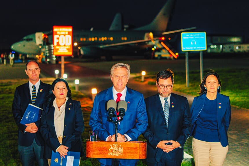 Fotografía cedida por la Presidencia de Chile que muestra al mandatario chileno, José Antonio Kast (c), hablando durante una rueda de prensa antes de abordar el vuelo a Buenos Aires donde se reunirá con su homólogo Javier Milei, este domingo en Santiago, Chile. (EFE/ Presidencia de Chile)