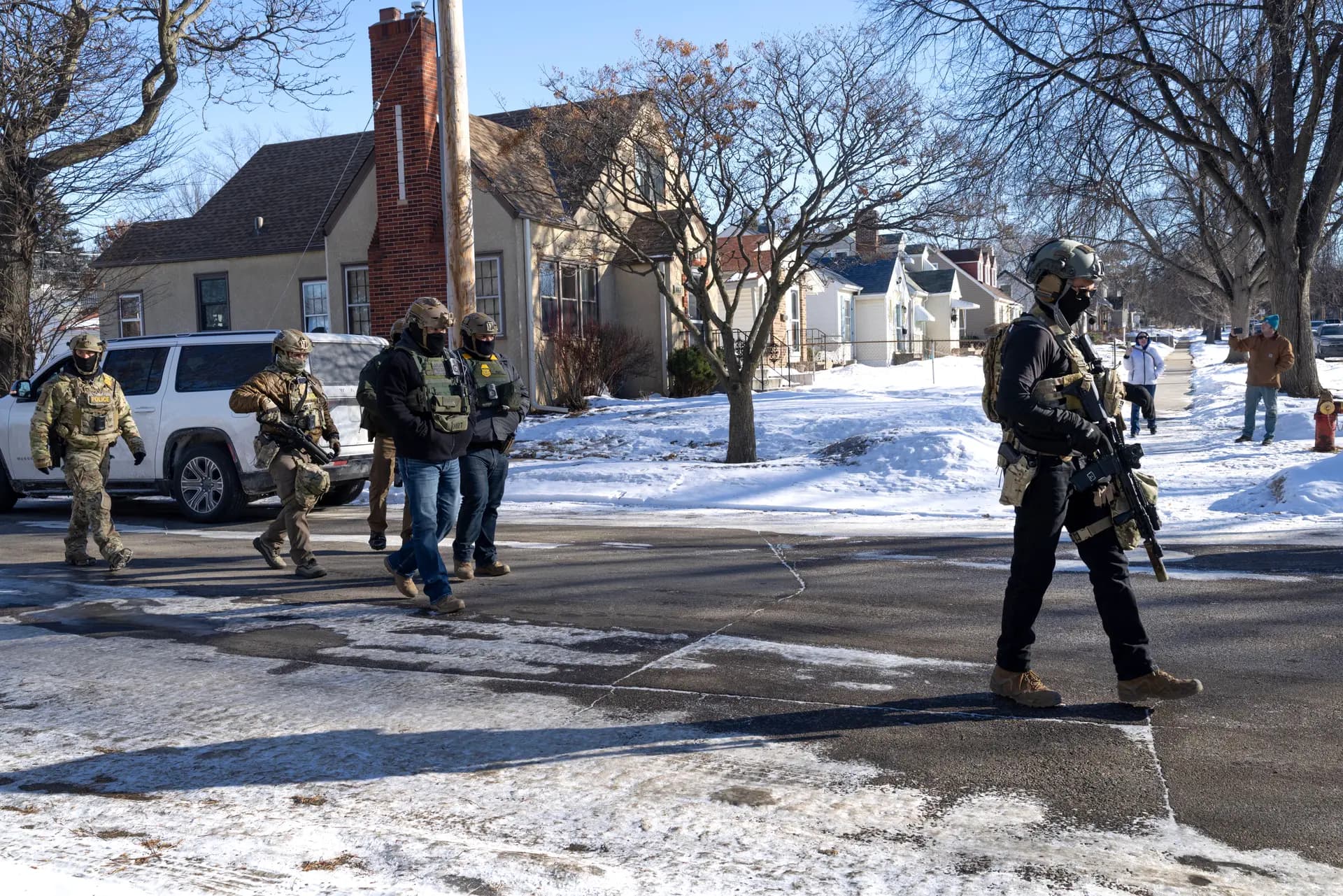 Agentes federales de inmigración montan guardia después de que uno de sus vehículos se viera involucrado en un accidente mientras realizaban una detención en St. Paul, Minnesota, el 31 de enero de 2026. (Scott Olson/Getty Images)