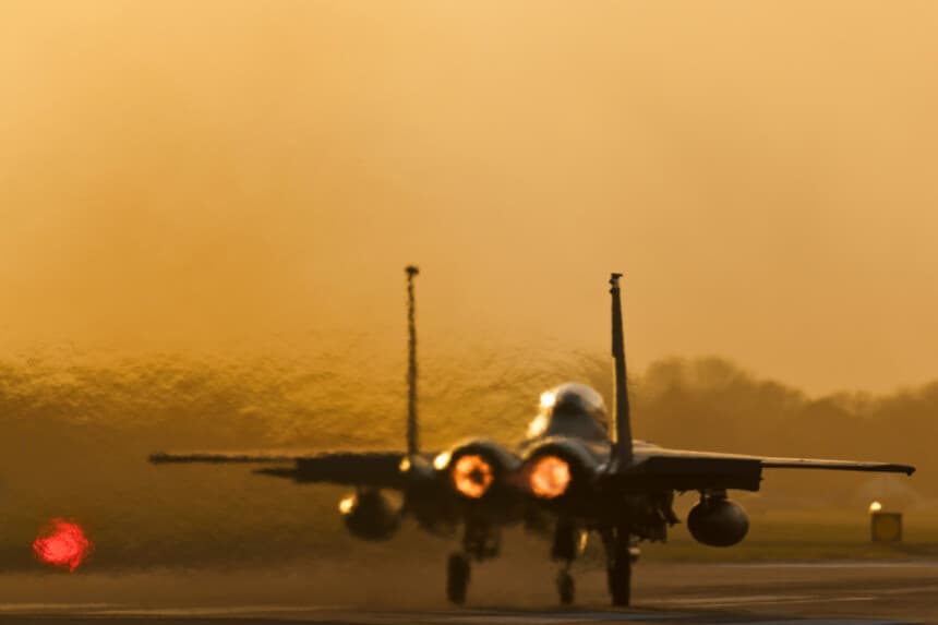 Un avión de combate F-15 despega de la base aérea de la RAF en Lakenheath al atardecer, cerca de Mildenhall, Inglaterra, el 7 de enero de 2026. (Dan Kitwood/Getty Images).