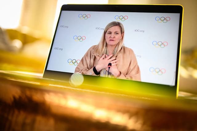 En esta ilustración fotográfica, se ve a la presidenta del COI, Kirsty Coventry, en la pantalla de un ordenador mientras interviene en una rueda de prensa retransmitida en directo desde Lausana, Suiza sobre la recién anunciada prohibición de que los atletas transgénero participen en pruebas femeninas, tal y como se vio en Londres el 26 de marzo de 2026. (Leon Neal/Getty Images).