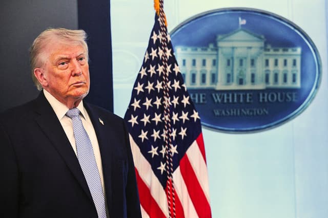 El presidente de EE. UU., Donald Trump, observa durante una conferencia de prensa sobre el conflicto en Irán en la Sala de Prensa James S. Brady de la Casa Blanca el 6 de abril de 2026, en Washington, D.C. (SAUL LOEB / AFP vía Getty Images)