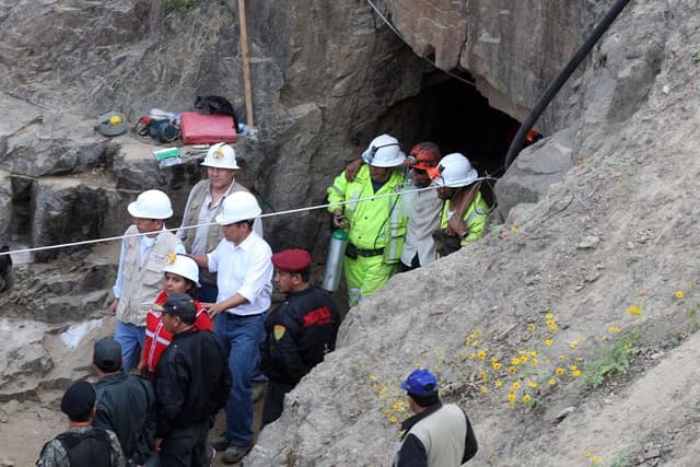 Personas trabajan en el rescate de mineros atrapados. Imagen de archivo. (EFE/Paul Vallejos)