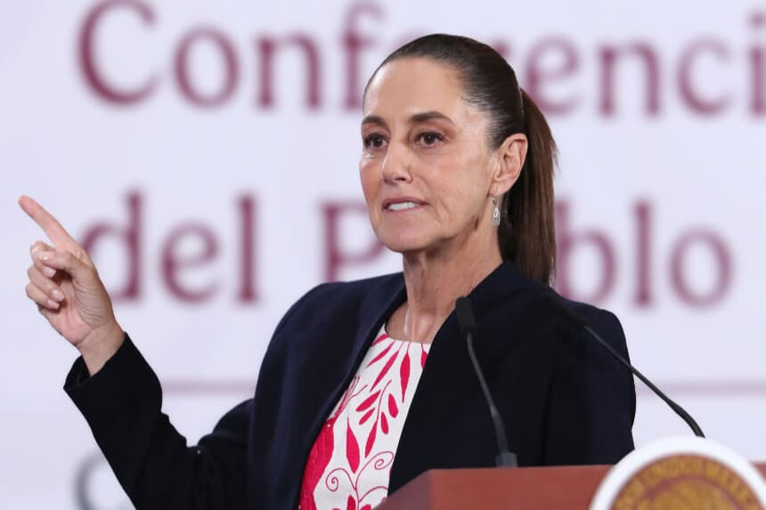 La presidenta de México, Claudia Sheinbaum, habla durante una rueda de prensa este lunes en Palacio Nacional de la Ciudad de México (EFE/Mario Guzmán)