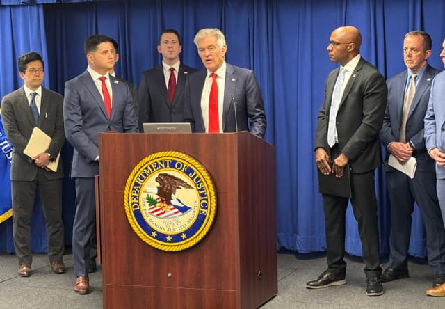 El Dr. Mehmet Oz, administrador de los Centros de Servicios de Medicare y Medicaid, habla con los periodistas el 2 de abril de 2026 en Los Ángeles tras una operación para arrestar a sospechosos de fraude a Medicare. (Departamento de Justicia de EE. UU.)