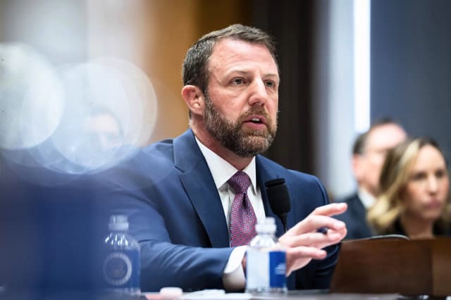 El senador Markwayne Mullin (R-Okla.) declara durante su audiencia de confirmación para dirigir el Departamento de Seguridad Nacional, en el Capitolio de Washington, el 18 de marzo de 2026. (Madalina Kilroy/The Epoch Times).