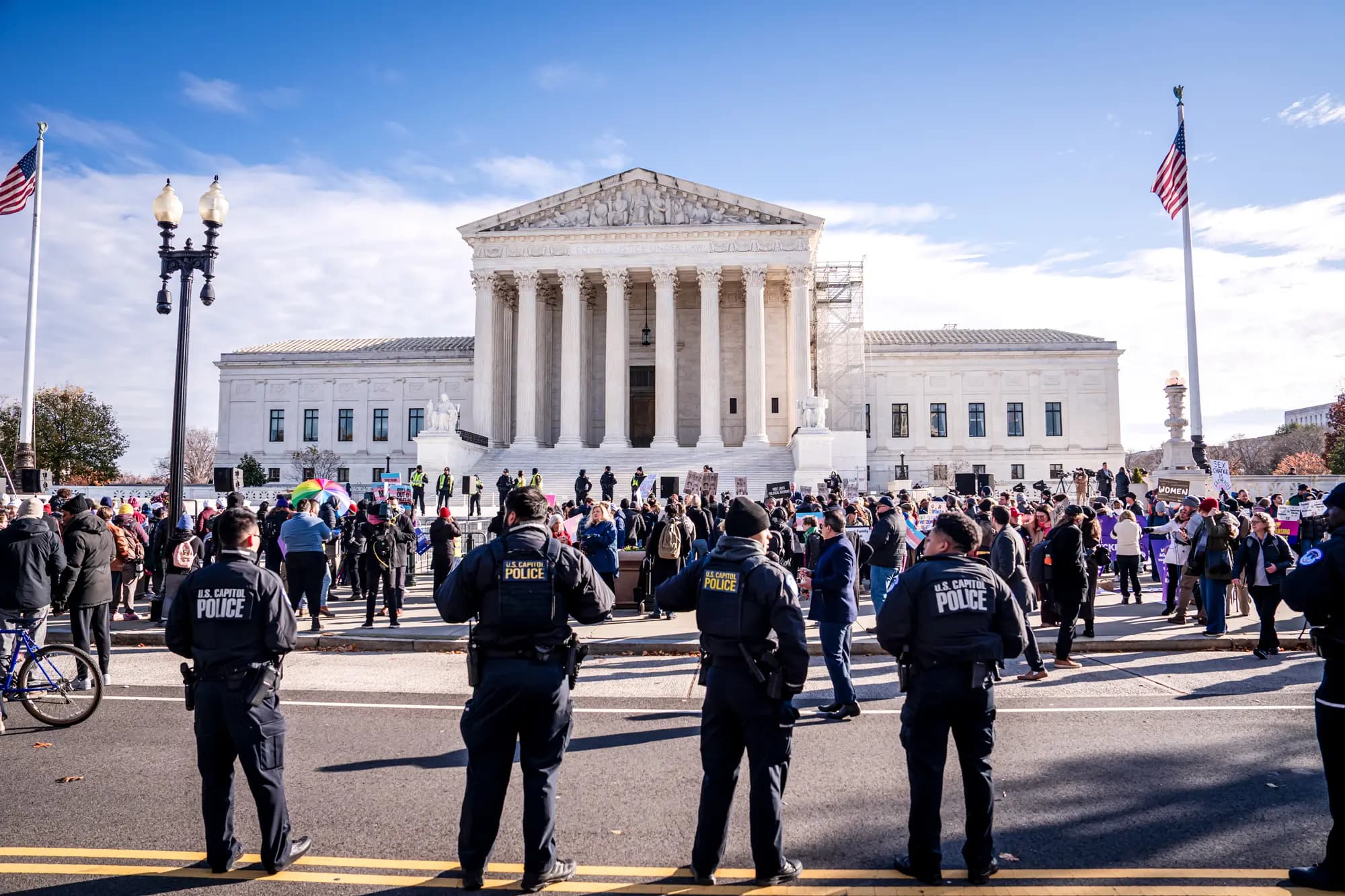 Agentes de la Policía del Capitolio de Estados Unidos observan una protesta frente a la Corte Suprema en Washington el 4 de diciembre de 2024, en relación con un caso que involucra restricciones a procedimientos médicos relacionados con el género para menores. En junio, la Corte Suprema ratificó una ley de Tennessee que prohíbe los bloqueadores de la pubertad y los tratamientos hormonales para menores. (Madalina Vasiliu/The Epoch Times).