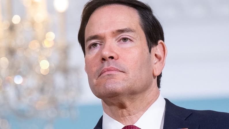 Rubio acusa a Irán de terrorismo por atacar buques en el estrecho de Ormuz