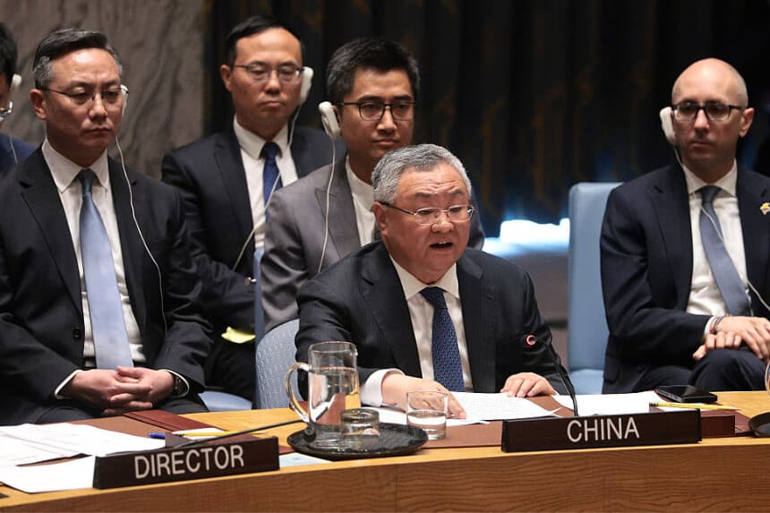 Fu Cong, representante permanente de China ante la ONU, interviene durante una reunión del Consejo de Seguridad de las Naciones Unidas sobre la situación en el Medio Oriente, en la ciudad de Nueva York el 7 de abril de 2026.(Foto de Michael M. Santiago/Getty Images).