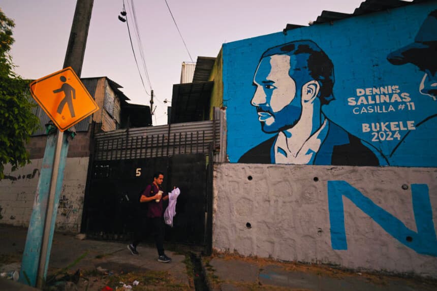 Un hombre pasa junto a un mural que representa al presidente de El Salvador y candidato a la reelección por el partido Nuevas Ideas, Nayib Bukele, en Mejicanos, San Salvador, el 2 de febrero de 2024. (MARVIN RECINOS/AFP vía Getty Images)
