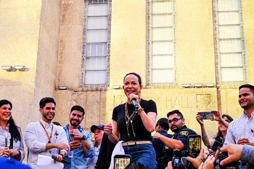 Canciller español se dice dispuesto a recibir a Machado, pero aún no hay solicitud