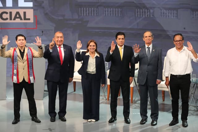 Los candidatos a la Presidencia de Perú Herbert Caller (i), del Partido Patriótico del Perú, Mario Vizcarra (2-d), del partido Perú Primero, Marisol Pérez Tello (c), del partido Primero la Gente, Paul Jaimes (3-i), del partido Progresemos, Roberto Chiabra (2-i), del partido Unidad y Paz, y Roberto Sánchez, del partido Juntos por el Perú, saludan durante un debate este martes, en Lima, Perú. Los dos candidatos presidenciales con mayor intención de voto en las elecciones generales de Perú, los derechistas Fujimori y Rafael López Aliaga, se enfrentarán en el debate que protagonizarán doce de los postulantes, a menos de dos semanas de los comicios que se celebrarán el próximo 12 de abril. (EFE/ Paolo Aguilar)
