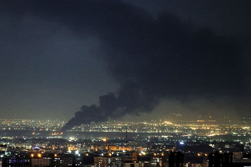 El humo se eleva desde el lugar donde se produjo un ataque conjunto de Estados Unidos e Israel contra la capital iraní, Teherán, el 7 de abril de 2026. (ATTA KENARE / AFP vía Getty Images)