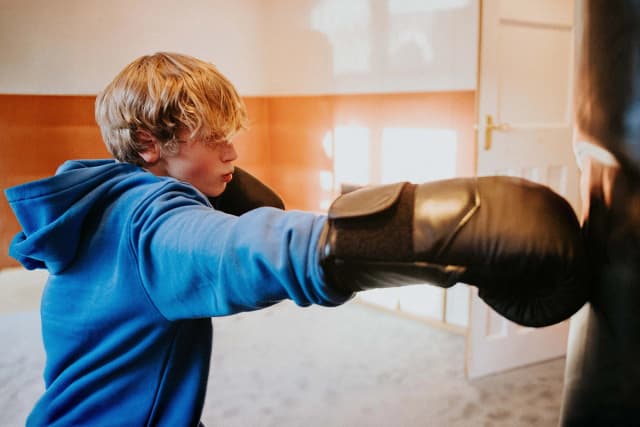 Las peleas de la juventud afectan la salud a largo plazo. (Anuncio de Catherine Falls/Getty Images).