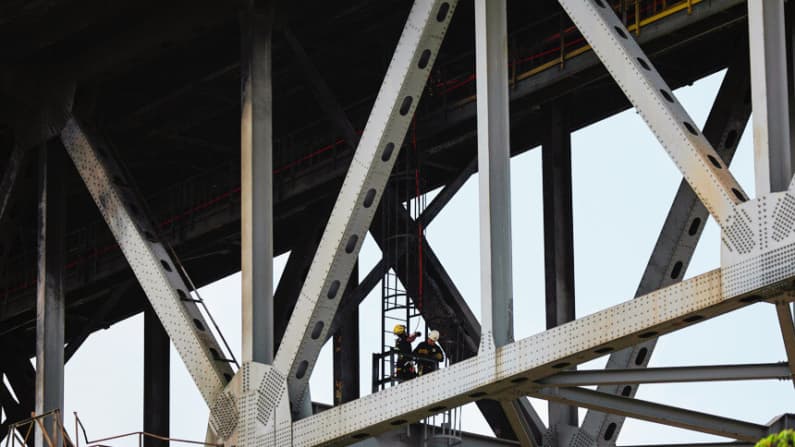 Panamá reabre parcialmente el puente sobre el Canal tras el incendio que dejó un muerto