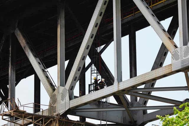 Personas inspeccionan el puente de las Américas en Ciudad de Panamá (EFE/ Bienvenido Velasco)