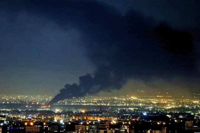El humo se eleva desde el lugar donde se produjo un ataque conjunto de Estados Unidos e Israel contra la capital iraní, Teherán, el 7 de abril de 2026. (Foto de ATTA KENARE / AFP vía Getty Images).