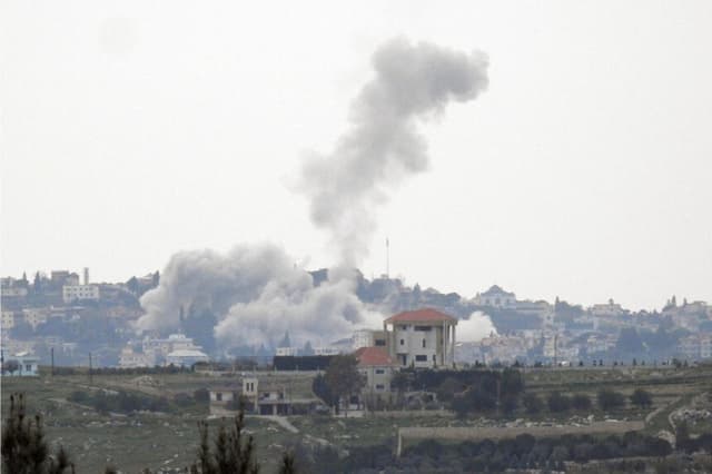 El humo se eleva después de un ataque israelí, en medio de una escalada de hostilidades entre Israel y Hezbolá, mientras continúa la guerra con Irán, en el sur del Líbano el 28 de marzo de 2026. (Stringer/Reuters)