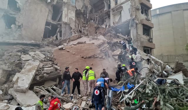 Los equipos de emergencia y los vecinos se reúnen en el lugar donde se produjo un ataque aéreo israelí en el barrio de Tallet al-Khayyat, en Beirut (Líbano), el 8 de abril de 2026. (Fadel Itani/AFP vía Getty Images)
