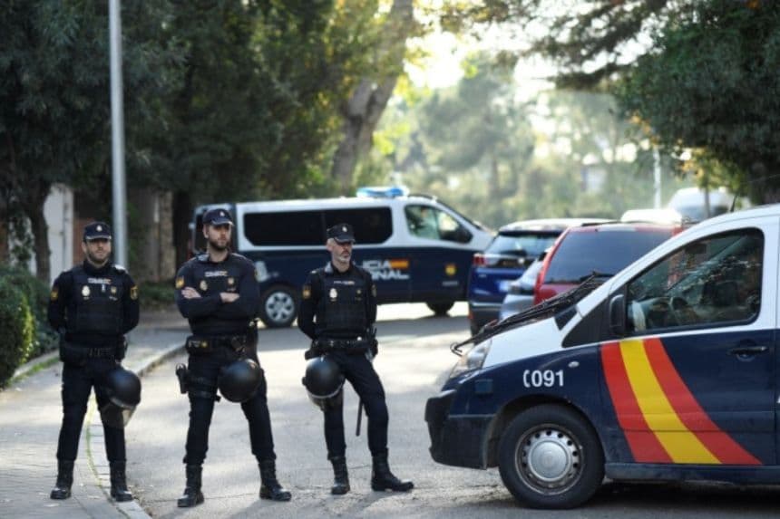 Policías españoles bloquean la calle en Madrid (España) el 30 de noviembre de 2022. (Oscar Del Pozo/AFP vía Getty Images)