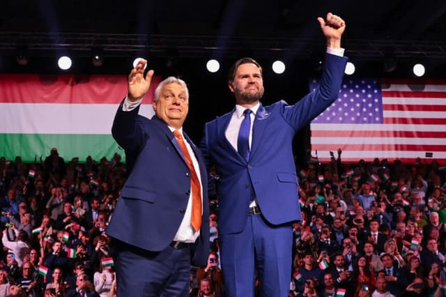 El vicepresidente de Estados Unidos, JD Vance, y el primer ministro húngaro, Viktor Orbán (izquierda), saludan al público durante un acto con motivo del Día de la Amistad celebrado en Budapest, Hungría, el 7 de abril de 2026. (Jonathan Ernst/Pool Photo vía AP).
