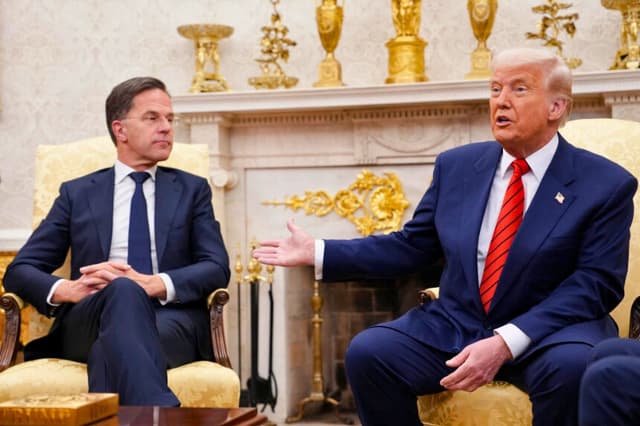 El secretario general de la OTAN, Mark Rutte, y el presidente de Estados Unidos, Donald Trump, mantienen una reunión en el Despacho Oval de la Casa Blanca el 13 de marzo de 2025 en Washington. (Foto de Andrew Harnik/Getty Images).
