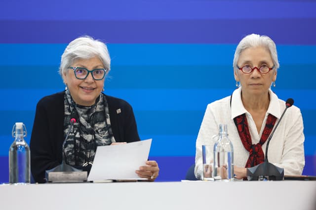 La presidenta del Inegi, Graciela Márquez (i), y la investigadora Rebeca Wong, participan durante una rueda de prensa este miércoles en Ciudad de México. Dentro de los 32 millones de mexicanos que tienen 50 años o más, el 41 % de ellos sufre hipertensión, una enfermedad que tiene una mayor prevalencia entre las mujeres, mientras que una cuarta parte padece diabetes, según la última encuesta del Instituto Nacional de Estadística y Geografía (Inegi). (EFE/ Sáshenka Gutiérrez)