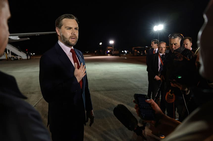 El vicepresidente de Estados Unidos, JD Vance, habla con los medios antes de abordar el Air Force Two para regresar a Washington, D.C. desde el Aeropuerto Internacional Ferenc Liszt de Budapest, en Budapest, Hungría, el 8 de abril de 2026. (Jonathan Ernst-Pool/Getty Images)