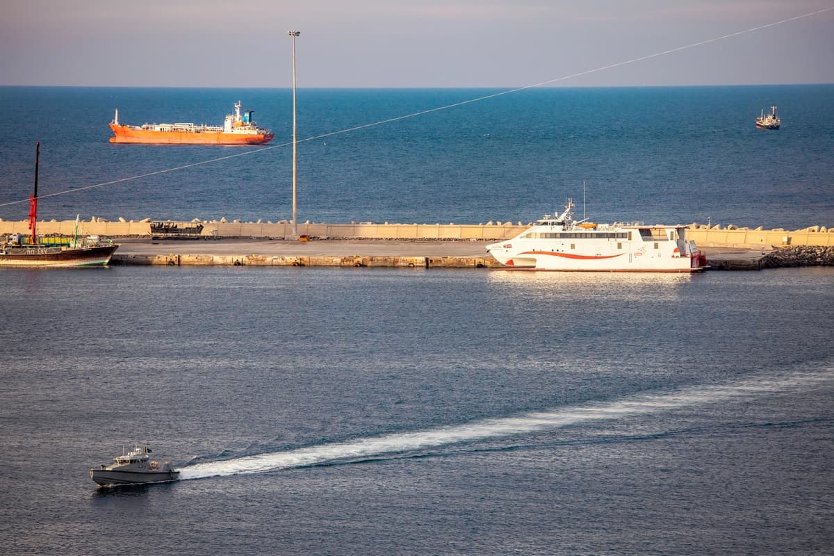 Una lancha rápida de la policía patrulla el puerto mientras los petroleros y las embarcaciones de alta velocidad están ancladas cerca del Estrecho de Ormuz en Muscat, Omán, el 30 de marzo de 2026. Elke Scholiers/Getty Images