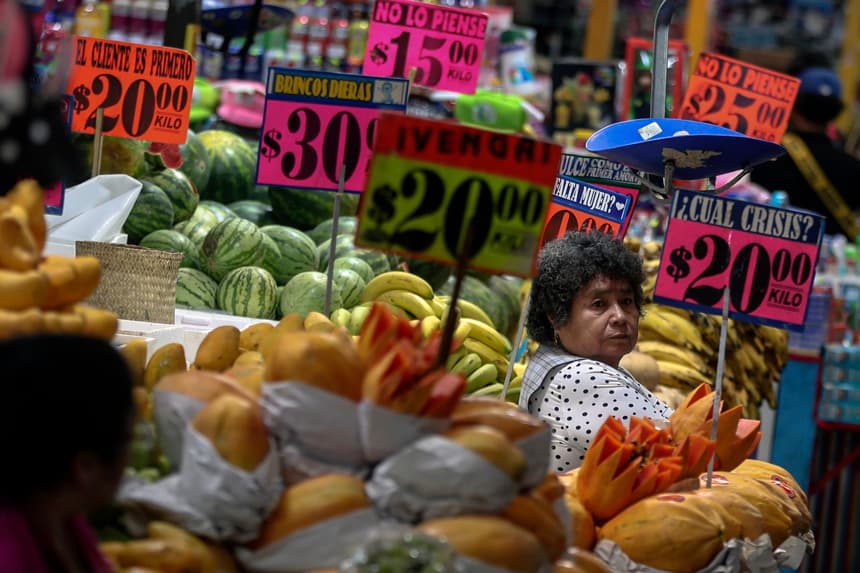 Comerciantes ofrecen productos en el Mercado de Jamaica en Ciudad de México (EFE/Isaac Esquivel)