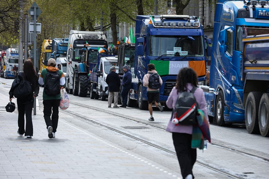 Camiones y tractores bloquean la calle O'Connell en el centro de la ciudad, mientras continúan por tercer día consecutivo las protestas contra el aumento del precio del combustible debido a la crisis de Medio Oriente, en el centro de Dublín, el 9 de abril de 2026. (Paul Faith/AFP vía Getty Images)