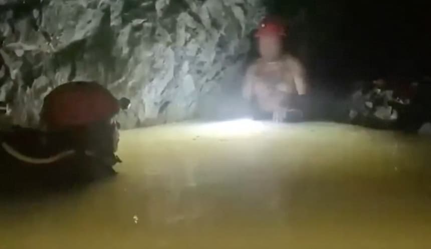 Elementos de rescate del ejercito militar mexicano se encuentran con el minero Francisco Zapata Nájera después de 14 días de haber quedado sepultado en la mina que trabajaba en El Rosario, Sinaloa. (Captura de pantalla vía The Epoch Times/Reuters)