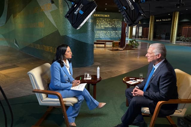 Fotografía cedida por la cadena televisiva NBC del presidente de Cuba, Miguel Díaz-Canel (d), en una entrevista este jueves, en la que aseguró que no renunciará a su cargo, en La Habana, Cuba (EFE/ Kristen Welker/ NBC News)