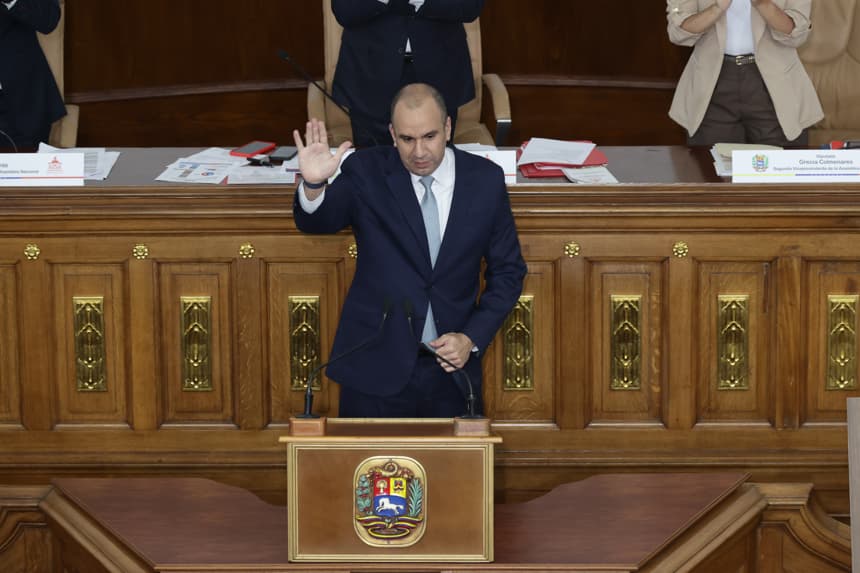 El abogado y colaborador cercano del chavismo Larry Devoe jura tras ser designado como nuevo fiscal general de Venezuela este jueves, en Caracas, Venezuela. (EFE/ Ronald Peña R)