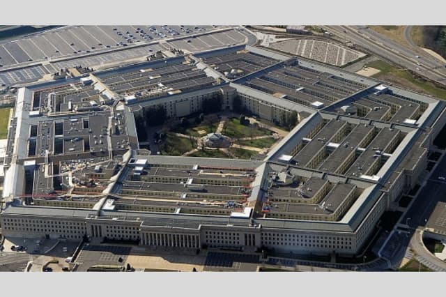 Esta fotografía, tomada el 26 de diciembre de 2011, muestra el edificio del Pentágono en Washington, D.C. Sede del Departamento de Defensa de los Estados Unidos (DOD), el Pentágono es el edificio de oficinas más grande del mundo por superficie, con unos 600,000 m². (AFP vía Getty Imágenes).