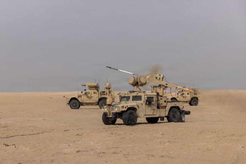 Un sistema electrónico avanzado de lanzamiento terrestre dispara un cohete Hydra 70 durante un ejercicio de tiro real contra drones en Kuwait el 4 de diciembre de 2025. (Ejército de Estados Unidos/Joseph Kumzak, vía DVIDS).