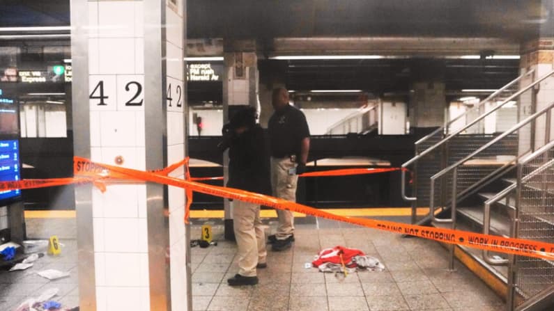 Sospechoso muere tras ataque con cuchillo en metro de Nueva York que dejó tres heridos
