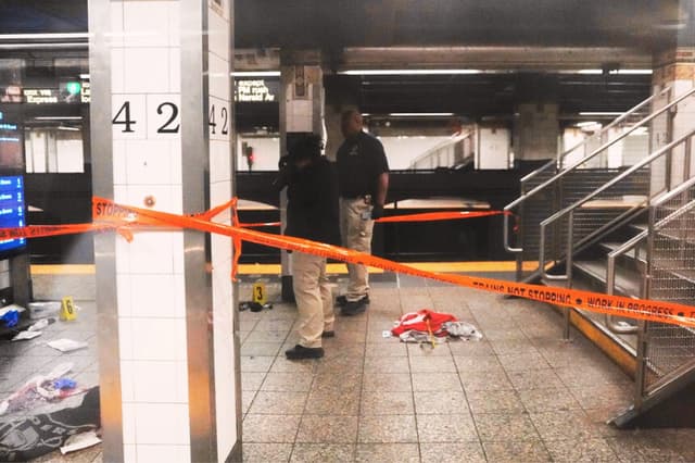 La policía investiga el lugar de los hechos tras un ataque con arma blanca y un tiroteo en la estación de metro Grand Central de la ciudad de Nueva York el 11 de abril de 2026. (Ryan Murphy/AP Photo)