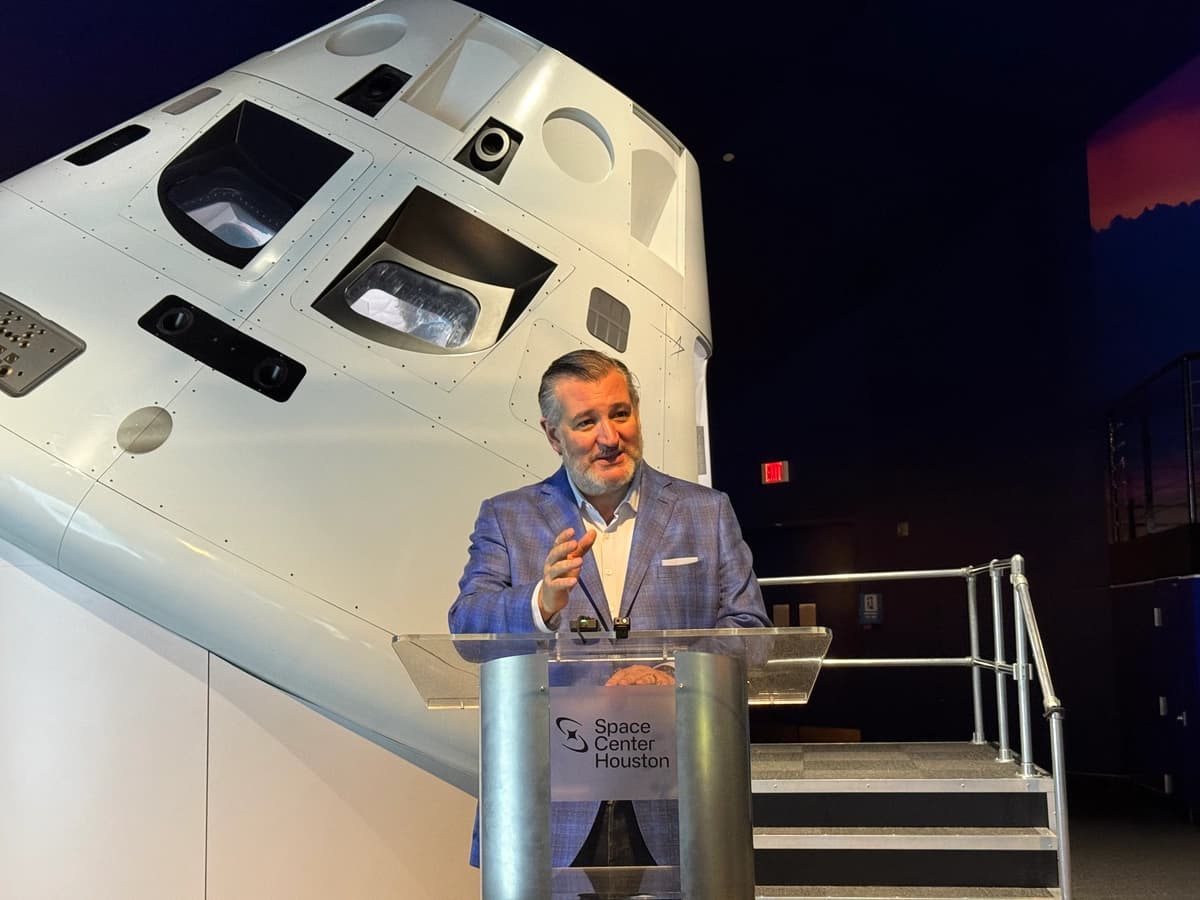 El senador Ted Cruz (R-Texas) habla con los periodistas en el Centro Espacial de Houston, en Texas, el 9 de abril de 2026. (T.J. Muscaro/The Epoch Times)