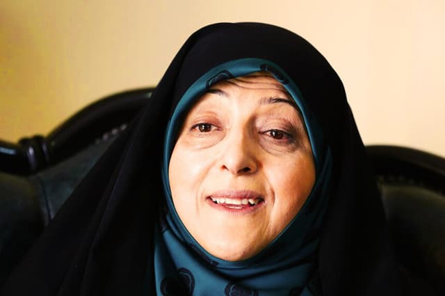 La vicepresidenta y ministra de Medio Ambiente de Irán, Massoumeh Ebtekar, habla con un periodista de la AFP durante una entrevista en la capital, Teherán, el 29 de octubre de 2016. (ATTA KENARE/AFP vía Getty Images)