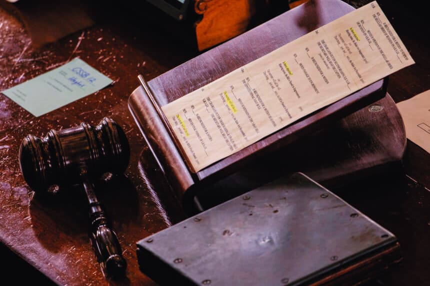 Se ven un mazo y notas de la audiencia durante un debate en la cámara del Senado en el Capitolio del estado de Texas el 4 de abril de 2023 en Austin, Texas. (Brandon Bell/Getty Images)