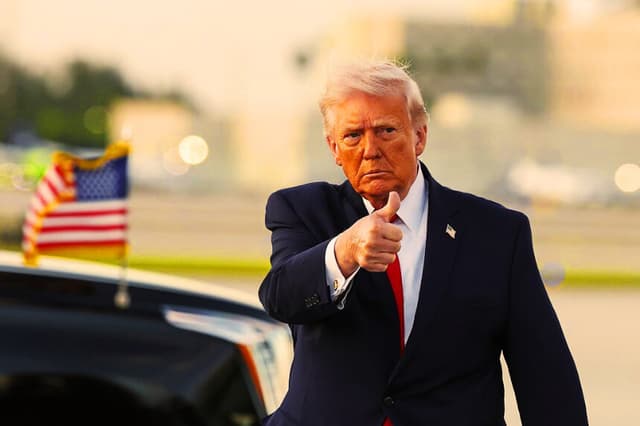 El presidente de EE. UU., Donald Trump, saluda a los medios de comunicación tras bajar del Air Force One en el Aeropuerto Internacional de Miami el 11 de abril de 2026 en Miami, Florida. (Tasos Katopodis/Getty Images)