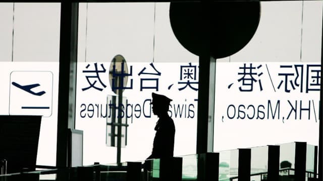 China prohíbe a funcionarios viajar al extranjero para visitar a familiares, según fuentes internas