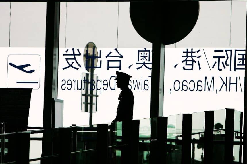 Un policía chino monta guardia en la entrada del Aeropuerto Internacional de Beijing Capital el 5 de agosto de 2008 en Beijing, China. (Foto Guang Niu/Getty Images)