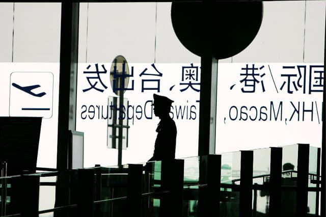 Un policía chino monta guardia en la entrada del Aeropuerto Internacional de Beijing Capital el 5 de agosto de 2008 en Beijing, China. (Foto Guang Niu/Getty Images)