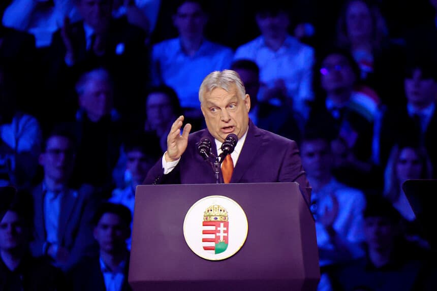 El primer ministro húngaro, Viktor Orbán, pronuncia un discurso en el evento "Día de la Amistad" en el MTK Sportpark de Budapest, Hungría, el 7 de abril de 2026. (Peter Kohalmi / AFP vía Getty Images)